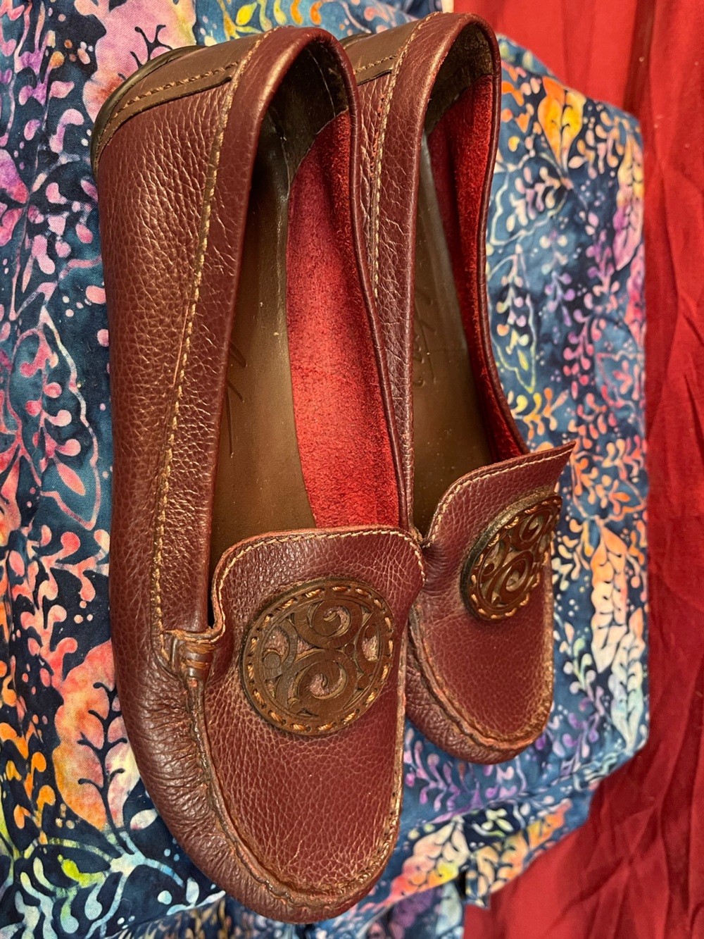 Brighton Native Burgundy Tooled Leather Slip On Loafer Women’s size 7.5 - Picture 4 of 7